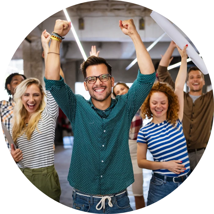 Equipo de trabajo celebrando un logro