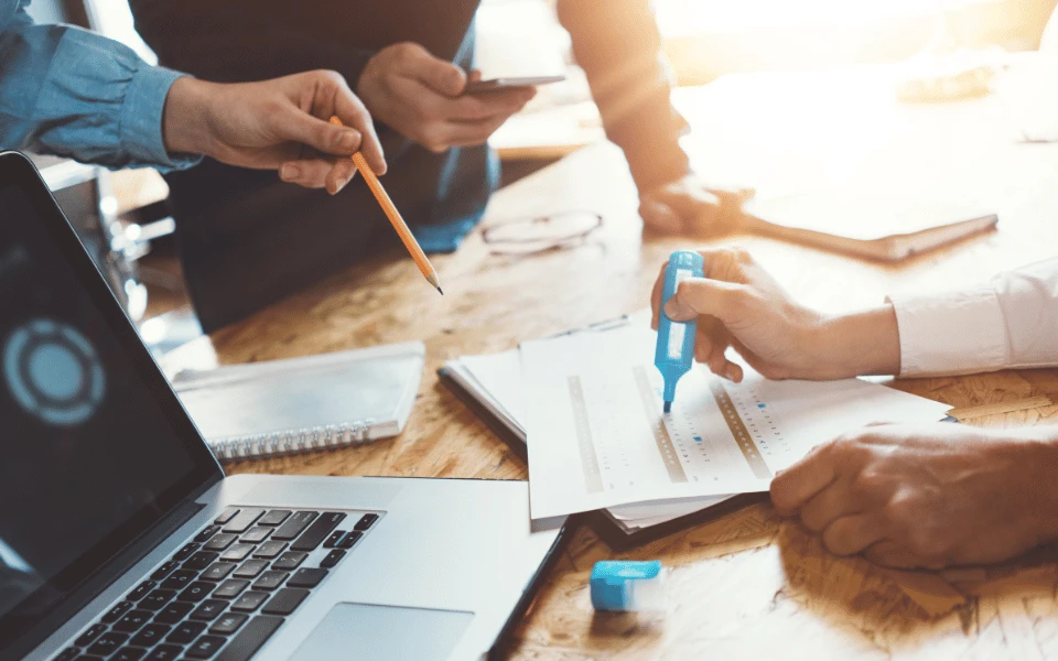 Personas trabajando en una empresa
