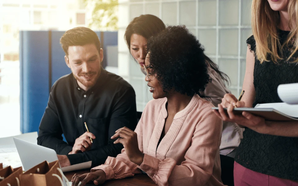 Personas trabajando en una empresa