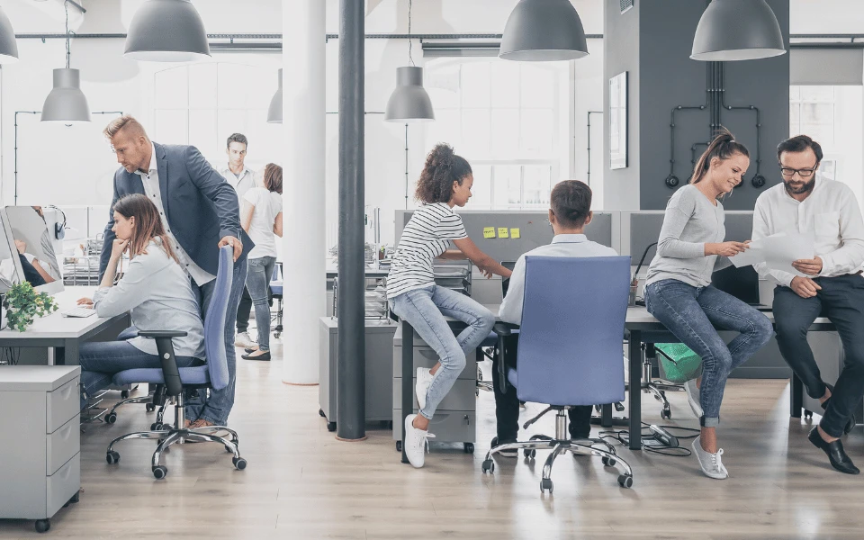 Personas trabajando en una empresa