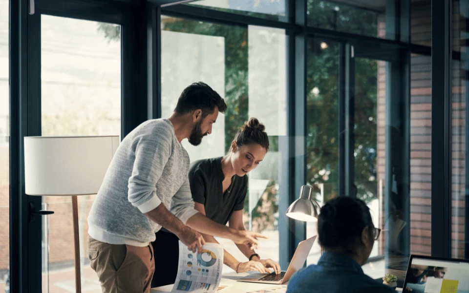 Personas trabajando en una empresa